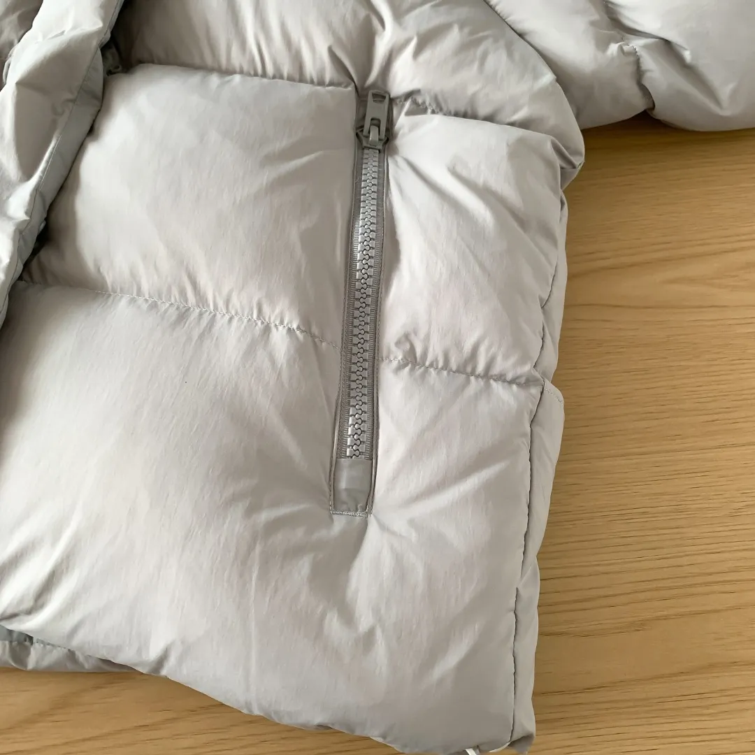 [Moonlight Lime] Style number: Y 109 𝘾𝘼𝙉𝘼𝘿𝘼 𝙂𝙊𝙊𝙎𝙀/Canada Goose 2602LB 1 Capsule Series Macaron Parka Size: XS S M L XL Down: National standard 80% white duck down, light weight and strong warmth retention. Fabric: Made of soft Endura Luxe fabric and CORDURA imported from Du Pont Company of the United States, which enhances the durability of easy-to-wear parts, is lightweight and durable; the inner liner is made of T anti-velvet gallbladder, which is comfortable, soft and non-velveting.